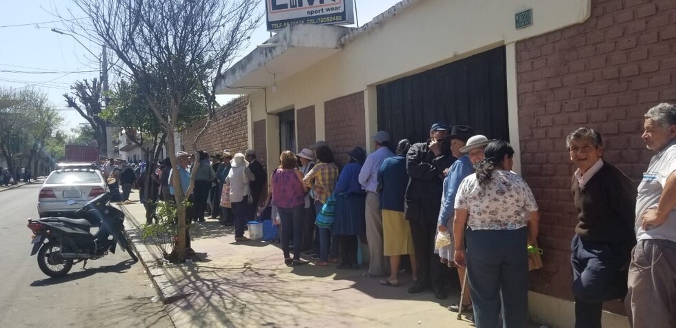 Largas filas en reanudación de entrega de la canasta en Cercado