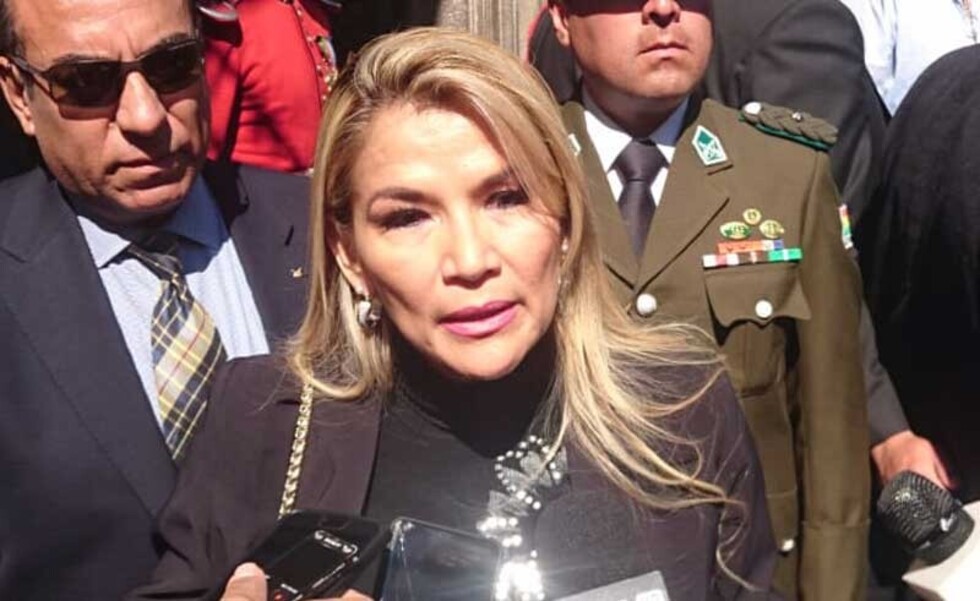 Áñez llama a levantar el cerco a La Paz y pide que le dejen gobernar por este tiempo corto