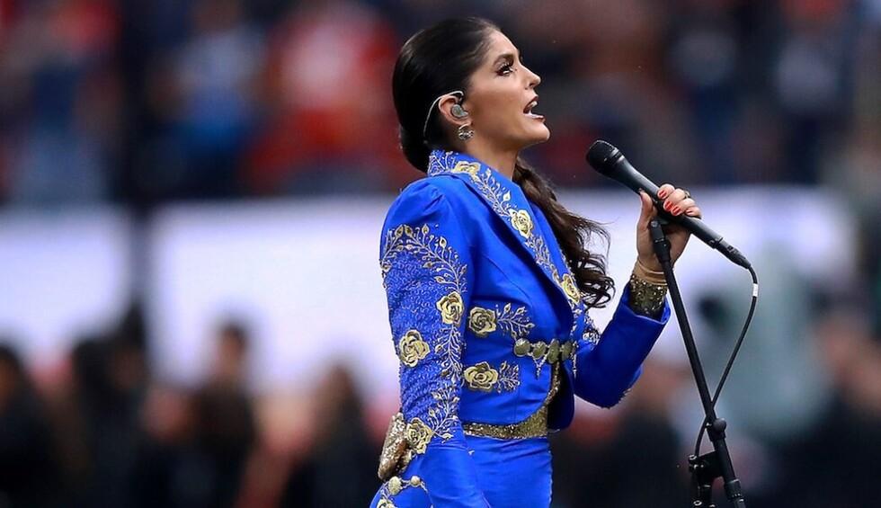Ana Bárbara fue criticada al cantar el himno mexicano