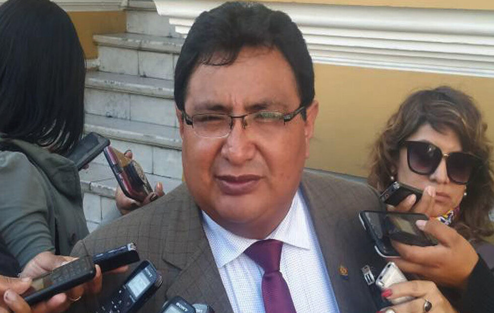 Barral pide renuncia de la Defensora del Pueblo