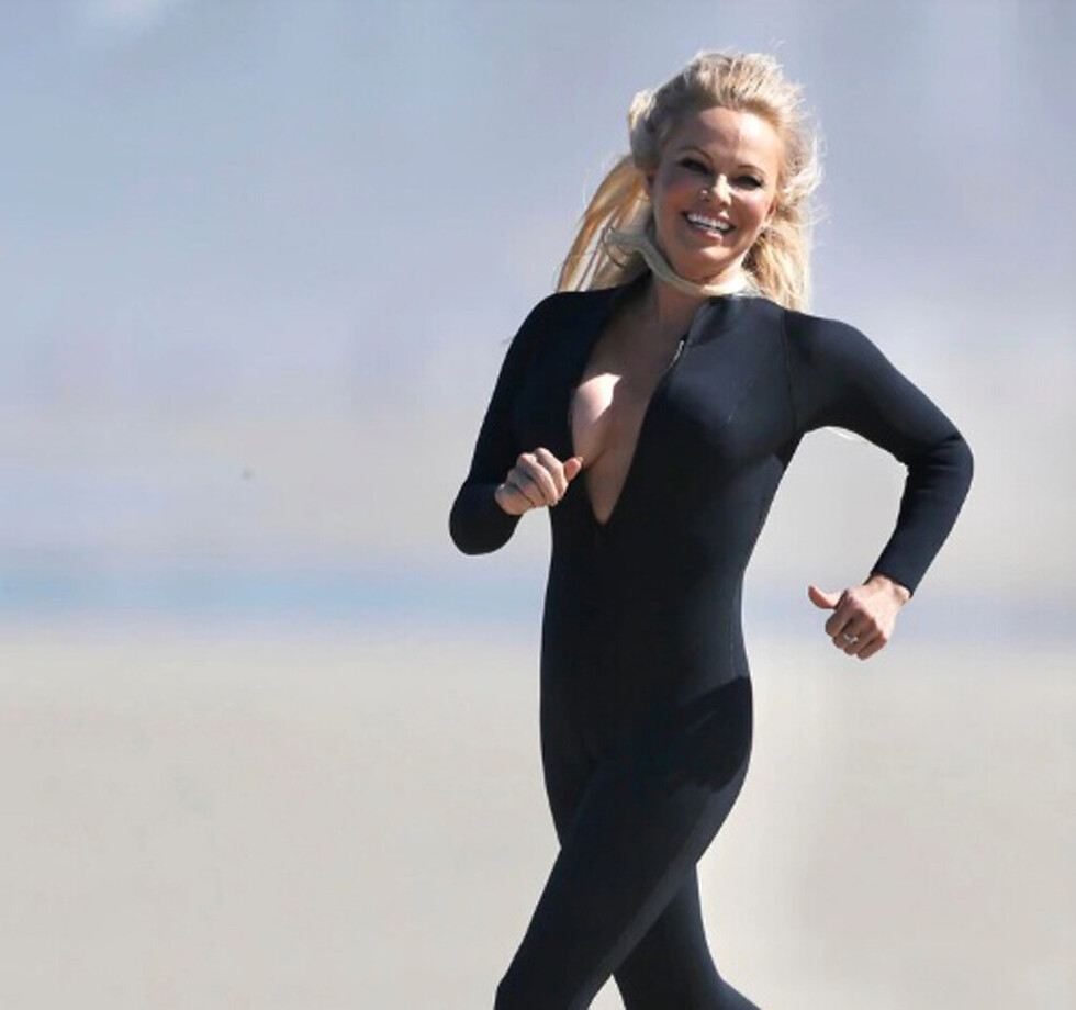 Pamela recreó  escena icónica de “Baywatch”