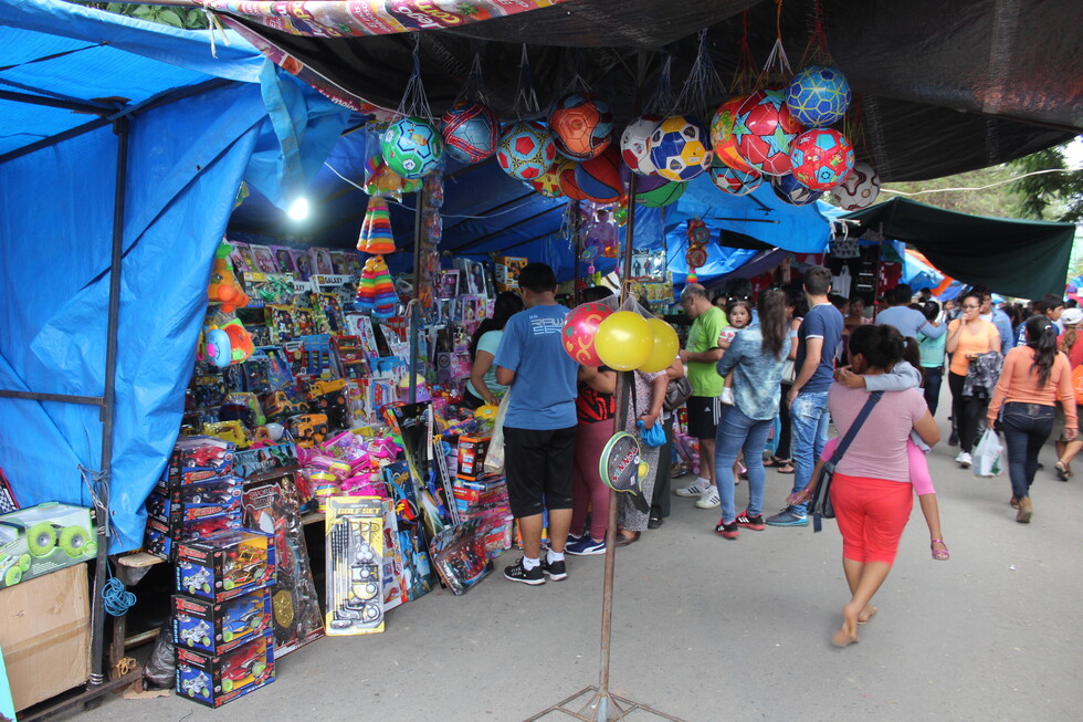 Alcaldía y gremiales analizan espacio para la feria navideña