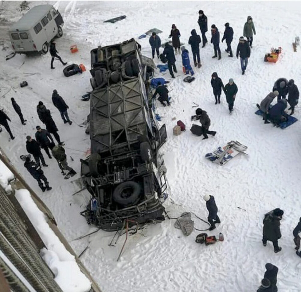 Bus cae a río congelado y mueren 19 personas