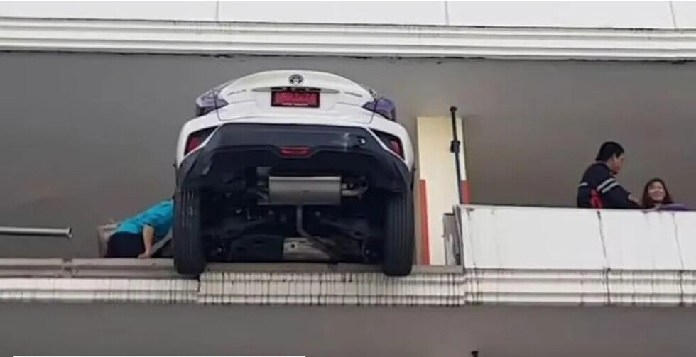 Estacionó y quedó colgada de edificio