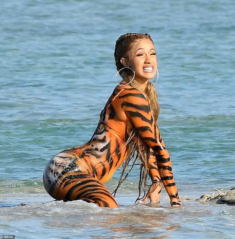 Cardi B hizo un infartante  twerking