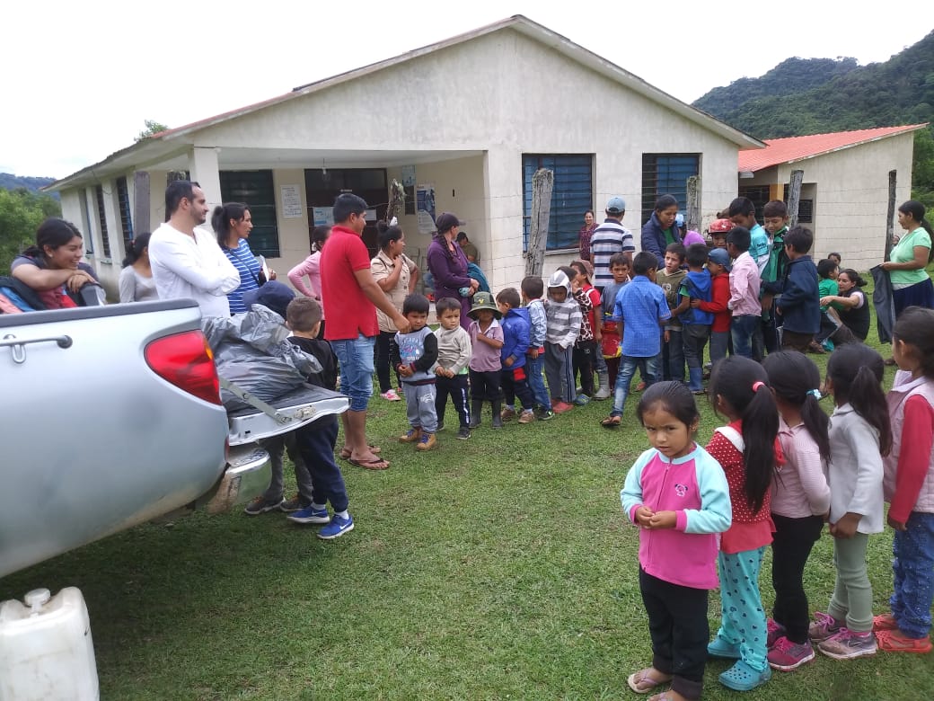 Dos fundaciones  llevan regalos a niños de Tariquía