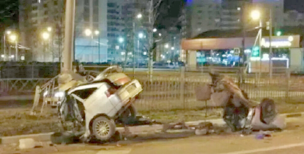 Auto choca poste de luz y se parte en dos