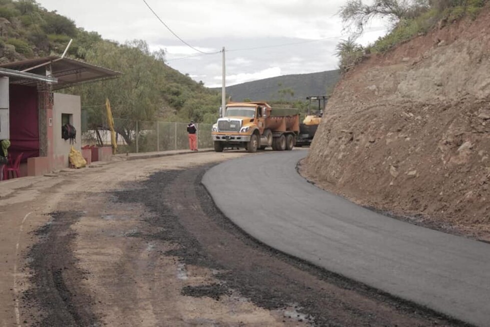 Avanza asfalto de la ruta turística en San Jacinto