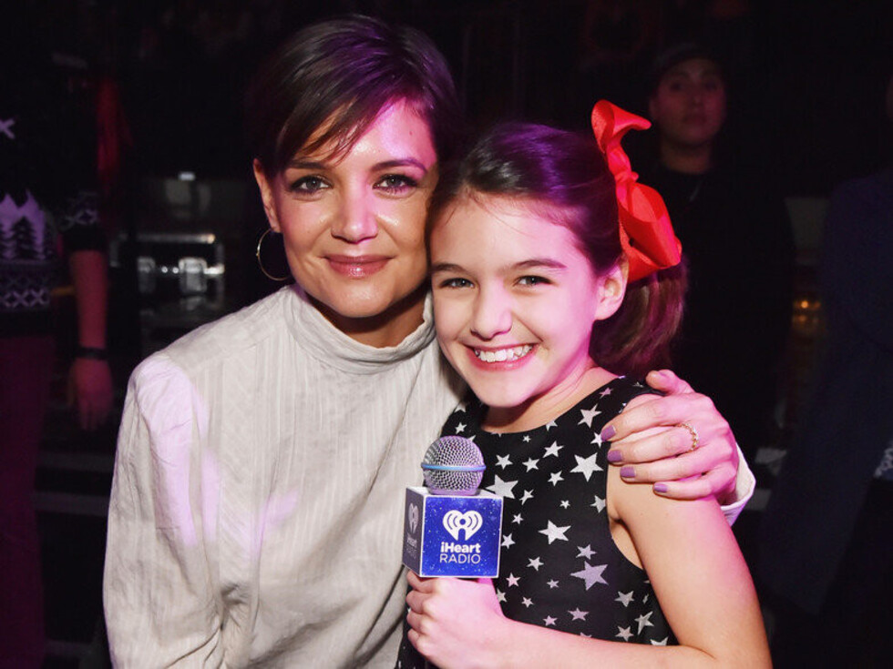 Katie Holmes y su hija  Suri  lucen idénticas