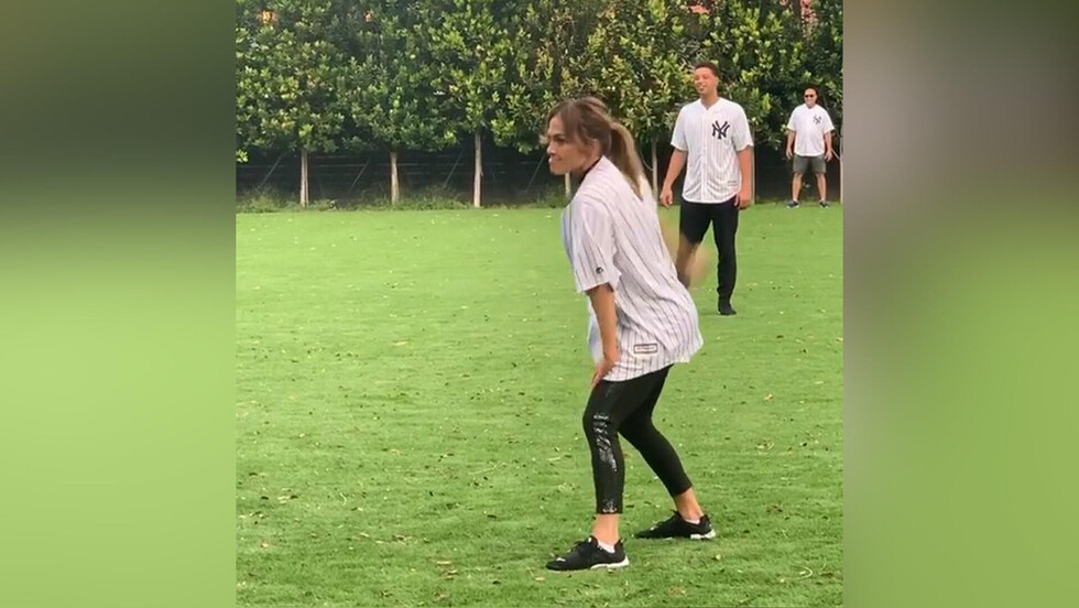 JLo se divirtió con softball en familia