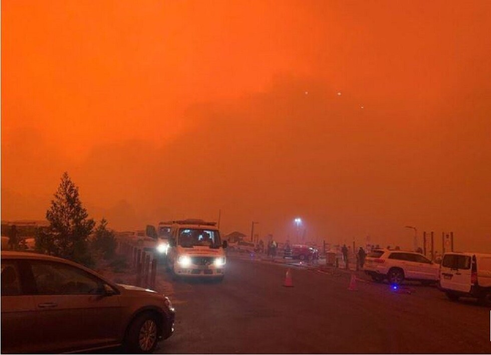 El mundo recibe al año nuevo en medio de incendios forestales y protestas
