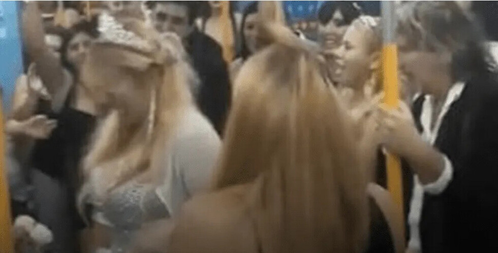 Se casaron y bailaron cumbia en un tren