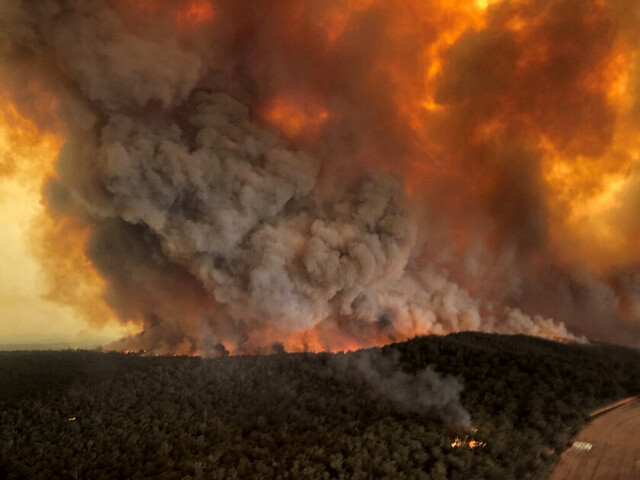 Australianos huyen del fuego, navíos ayudan en evacuación