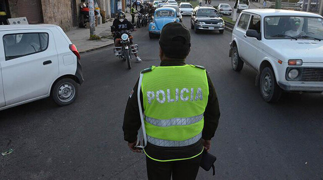 Liberan a mujer que atropelló y dejó en coma a un policía