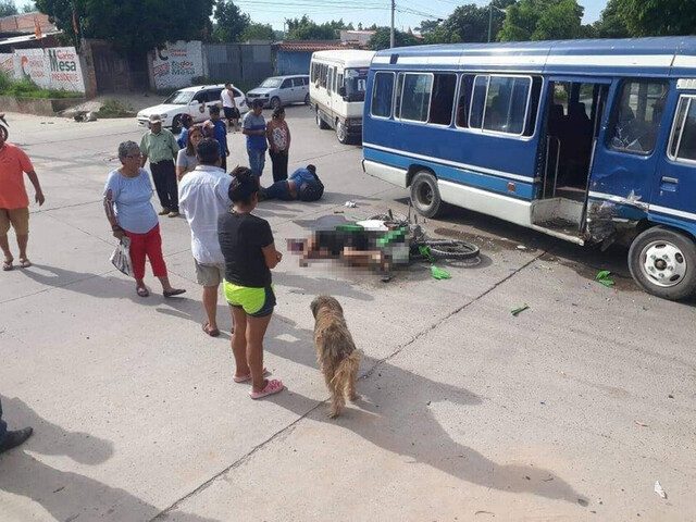 Un motociclista choca contra un micro y muere