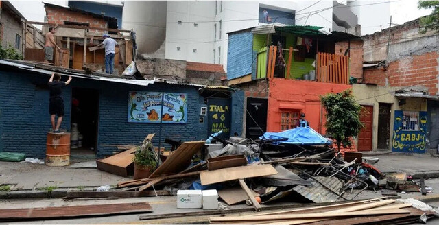 Golpeó a su madre y le prendió fuego la casa