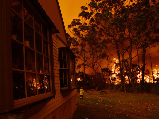 Australianos dejan sus hogares ante incendios