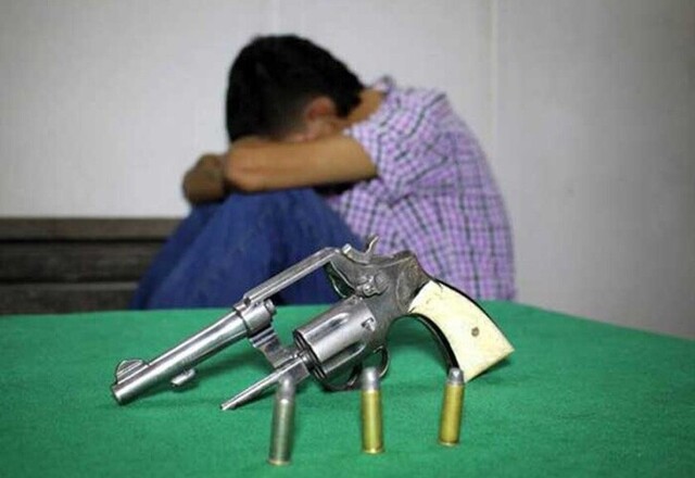 Menor disparó a otro en la cabeza con un arma