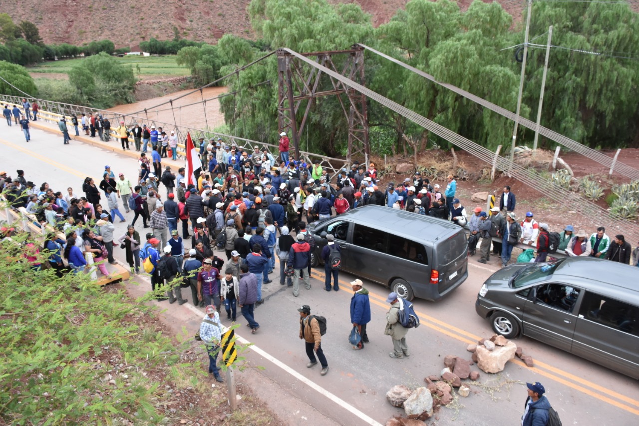 Vecinos de la zona alta protestan en El Puente por precios de la cebolla