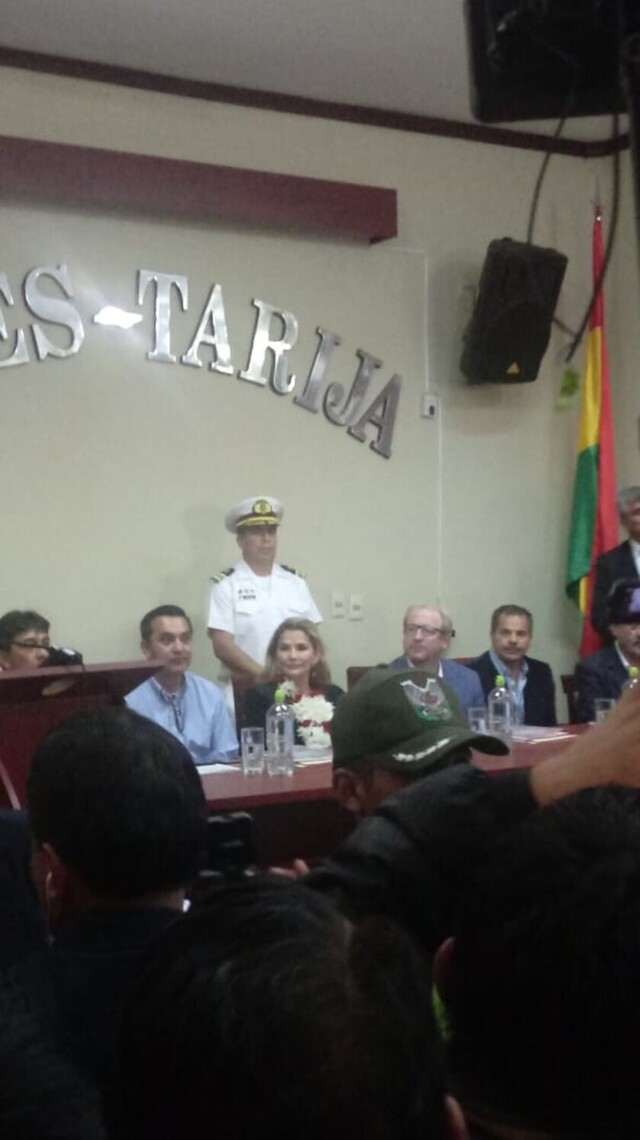Áñez entrega 200 ítems para salud en Tarija