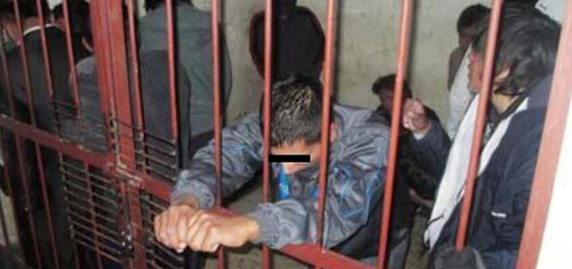 Lo arrestan, se duerme en la celda y un ebrio lo viola