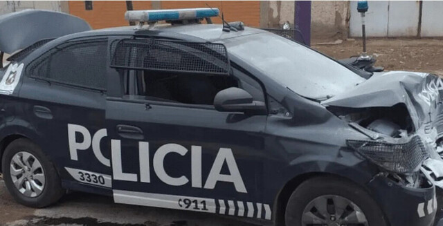 Sacó el auto de mamá y chocó moto y patrullero