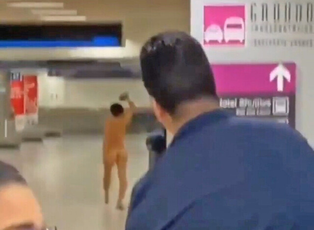 Se paseó desnuda en un aeropuerto