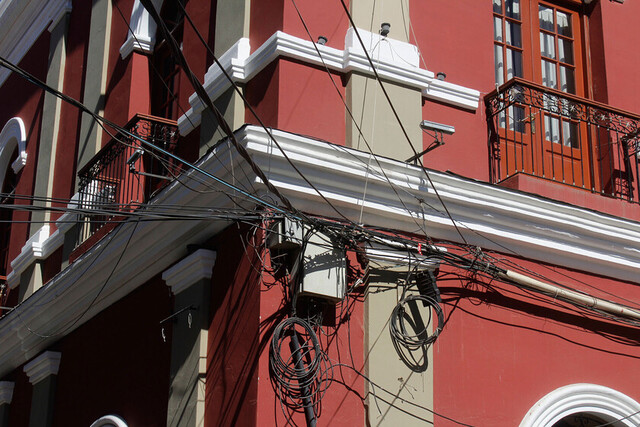 Falta de reglamento evita que cableado migre bajo tierra