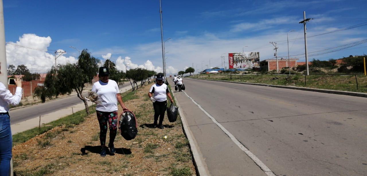 Personal de la Alcaldía realiza campaña ecológica de limpieza en calles de Tarija