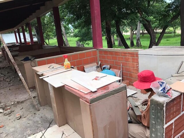 Refaccionan puestos de comida del puente San Martín