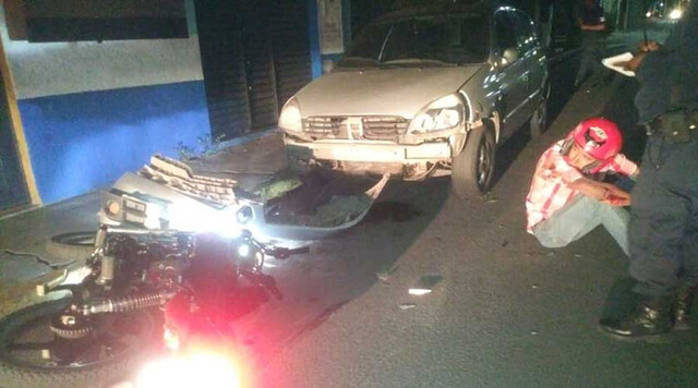 Motociclista chocó contra taxi estacionado