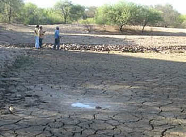 Habilitan tractores para limpiar atajados de agua