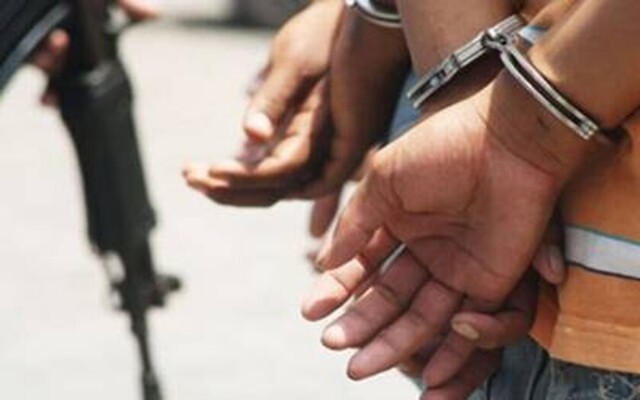 Aprehenden a dos hombres por golpear a un anciano