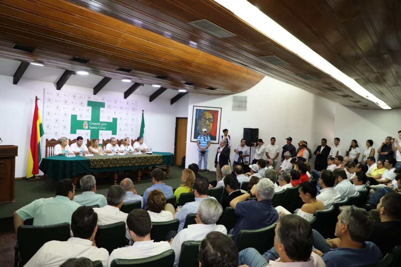 Candidatos y líderes políticos se reunen para evitar la dispersión del voto