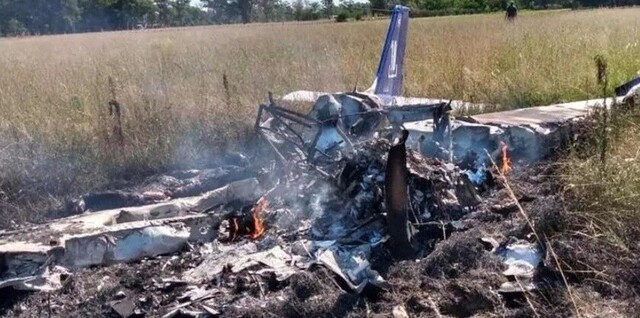 Mueren dos personas  al caer una avioneta