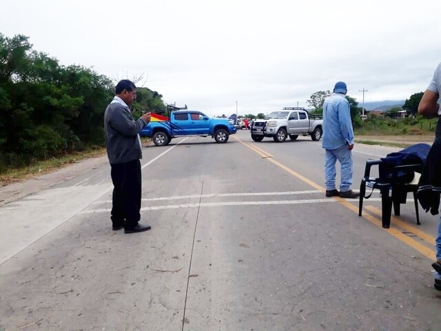 Constructores de Yacuiba bloquean ruta 9, piden reunirse con el Gobierno