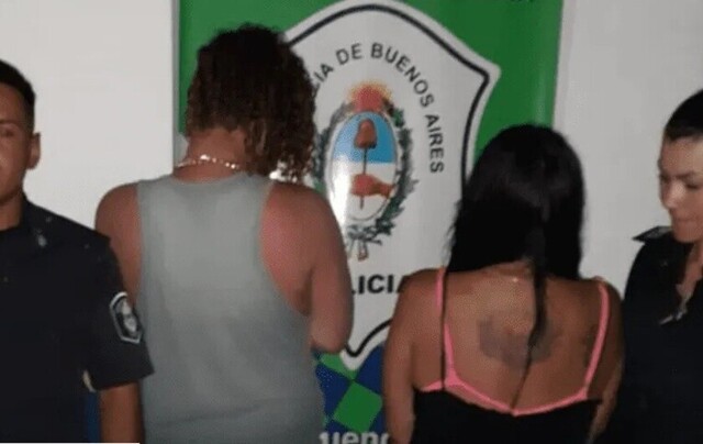 Enterraron en la arena al bebé para tener sexo