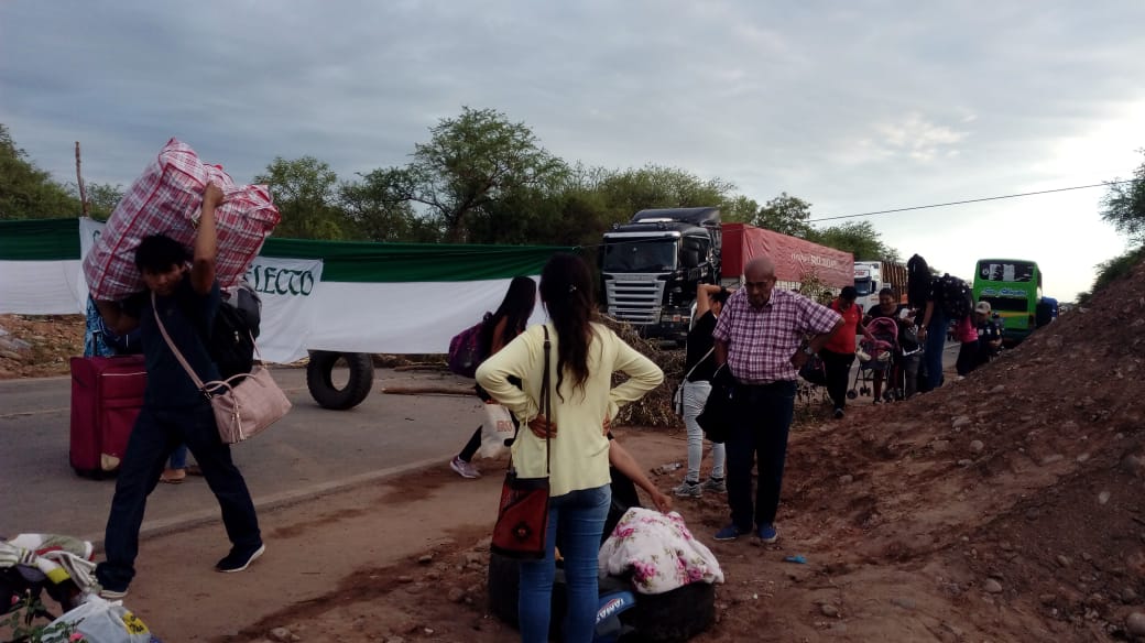Cívicos bloquean ruta 9 de Villa Montes, piden la presencia del Ministro de Hidrocarburos
