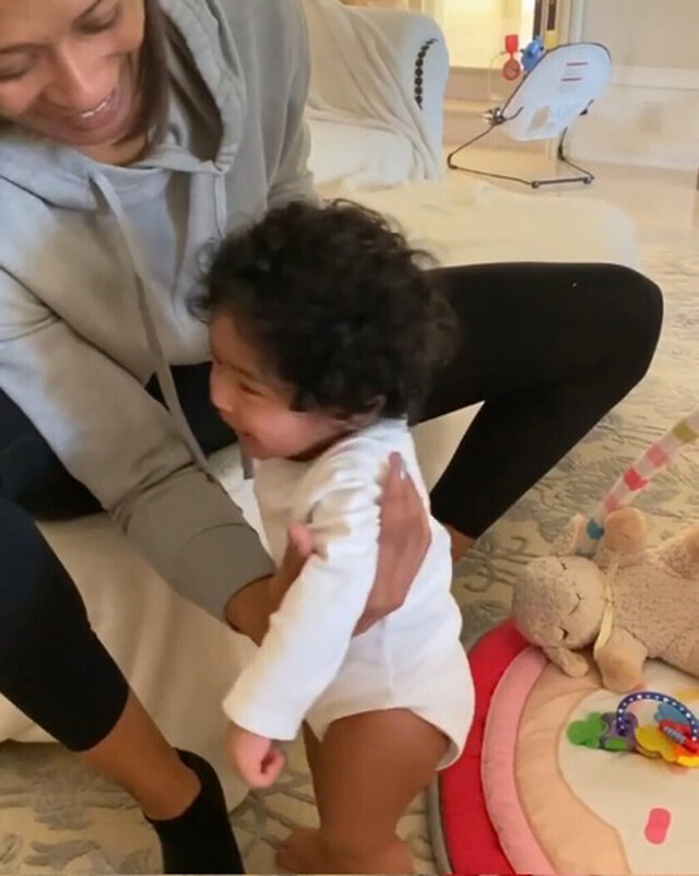 Vanessa sube un video del  bebé de Kobe