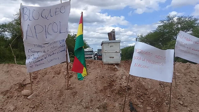Decenas de vehículos varados en el bloqueo de Villa Montes