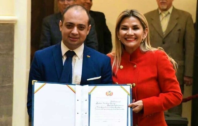 Áñez nombra “embajador” para la Ciencia, Tecnología e Innovación