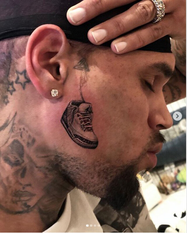Chris Brown se tatuó el rostro