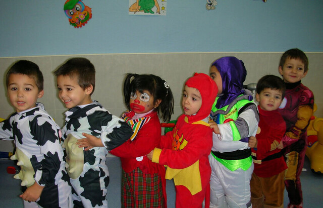 Entre disfraces, brillos y espumas, un carnaval sin riesgos para los niños