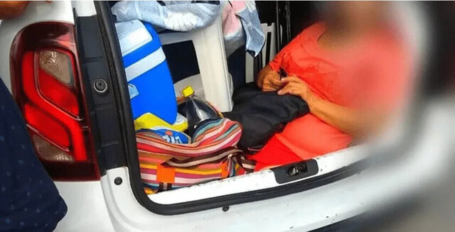 Viajó en auto con la suegra en el baúl