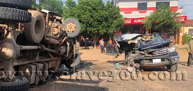 Esposos mueren en choque y sus hijos quedan heridos