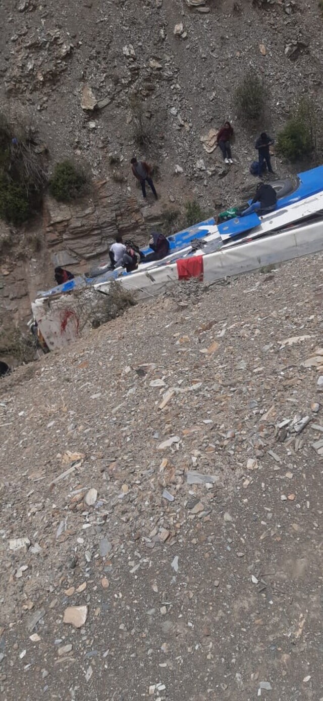 Minuto a minuto: 28 heridos del bus embarrancado en Yunchará llegan al hospital San Juan de Dios
