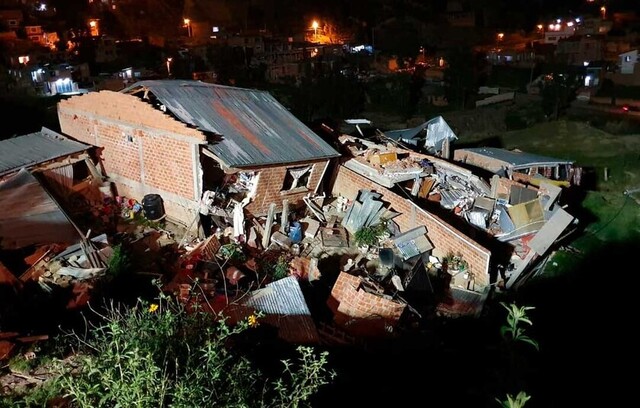 Deslizamiento derrumba viviendas en zona colindante con La Paz