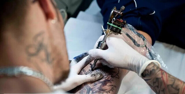 Se tatuó nombre de la novia en el pene