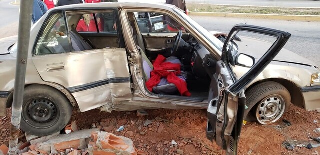 Bomberos rescatan a dos personas tras accidente de tránsito en Tarija
