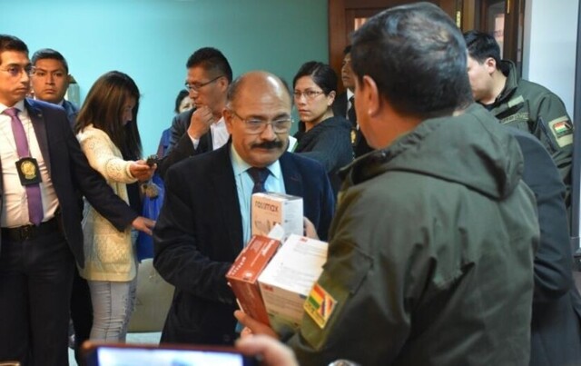 Salud entrega equipos de protección a la Policía Boliviana
